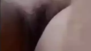 فتاة أنيقة تملأ مهبلها بخاتم عملاق