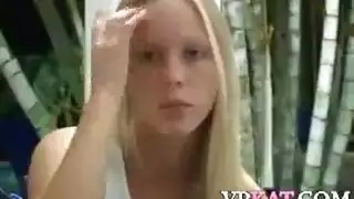 شقراء خجولة اللعب بالألعاب في وجهها ووجهها