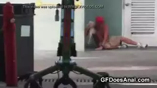 زوجة ساخنة تمارس مص عميق للأفلام الإباحية