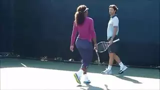 أثداء كبيرة، مؤخرة كبيرة، تركب عمودًا سمينًا في مشهد صريح