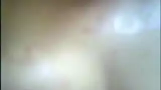 امرأة أكبر سناً قذرة بمؤخرة مستديرة مثالية تأخذ قضيباً قاسياً