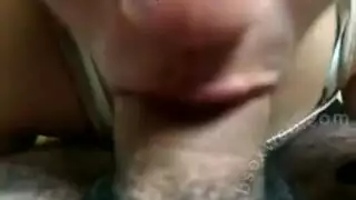 عاهرة جزائرية تأخذ عمودًا كبيرًا وخشنًا في فمها صريح