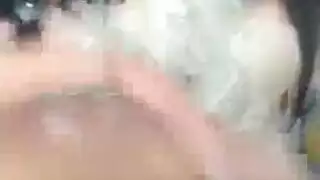 ليزا جونسون المراهقة المنقطة بالنمش تتعرض لثنائي وتتلقى قذفاً داخلياً في علاقة جماعية