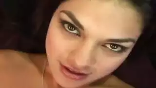 مراهقة سمراء مطيعة تمص قضيبين وتأخذ السائل المنوي في فمها