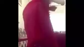راقصة عربية ساخنة تستمني بقميص نوم أحمر قبل جماع مزدوج