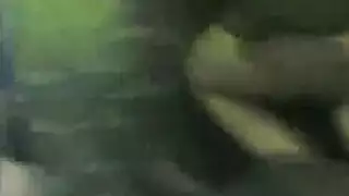 رجلان يتشاركان عاهرة مغربية في مشهد صريح خشن