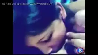 فتاة مغرية تمارس جنسًا صعبًا ومصًا عميقًا