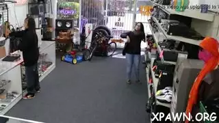 تختنق بالقضيب قبل أن تنك على الشرفة