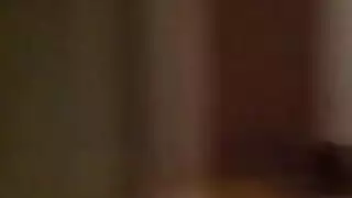 الفتاة الشقراء الجميلة تتعرض للجماع على الوجه وتملأ حلقها في مقطع إباحي