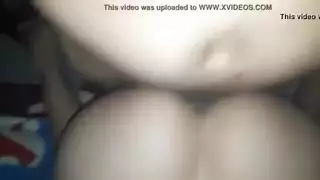 فتاة الأبنوس ترتدي البيكيني تأخذ قضيب وكيلها في فيلم إباحي صريح