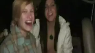 فتيات مثيرة ترتدي ملابس داخلية للعب جنسي قوي بالألعاب