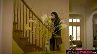 خيال امرأة ناضجة مثيرة مع عدة رجال جنس عنيف