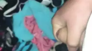 سراويل أمي القذرة مغطاة بسائل الجنس