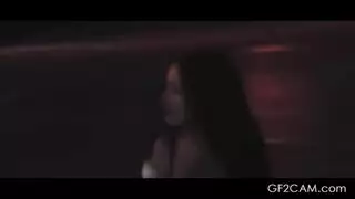 جنس قاسي صريح: سمراء ممتلئة تئن على قضيب قاسي