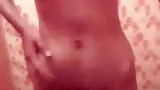 قضيب أسود يطلق حمًّا على وجهها الجميل