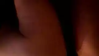 تحدّ التعري يؤدي إلى مشهد صريح للعب بالأصابع في الشرج