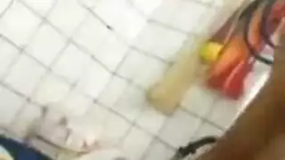 الراقص يكشف عضوه قبل ممارسة جنس عنيف