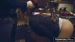 خيال مدرسي: زب المدرس الكبير يدمر فم وفرج الطالبة