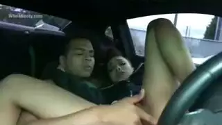 مداعبة متسلل في السيارة – تسجيل كسها سراً