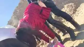 زوجين آسيويين يمارسان الجنس بقوة في العلن خارج المنزل