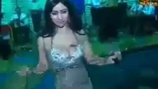 متجردة مغرية تطلق تعليقات فاحشة في فيلم للكبار