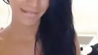 شيميل ساخنة زبها كبير نار تستعرض جمالها بالكيلوت والأندر الأبيض وتخرج زبها الكبير