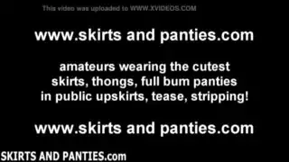 مراهقة حمراء الشعر منحنية تنتشر على نطاق واسع لهزة الجماع في المطبخ