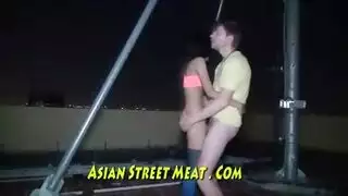 لعبة كبيرة تدخل مهبلها الضيق في فيلم استمناء فردي