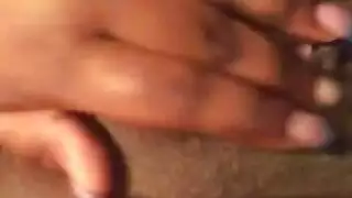 استمناء مراهقة: إصبع فرجها الضيق المبلل