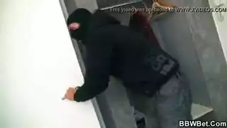 ‫البهيمية المربحة: جنس عنيف في حظيرة المزرعة