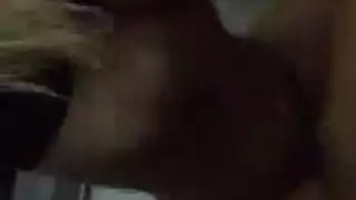 اختراق عميق للمهبل بقضيب اصطناعي مزدوج النهايات ضخم، ويديها على ثدييها الكبيرين