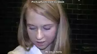 يدفع لها ألف يورو لينيكها في حمام عام
