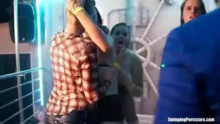 حفلة إباحية مع فتيات يتصرفن كعاهرات كاملات