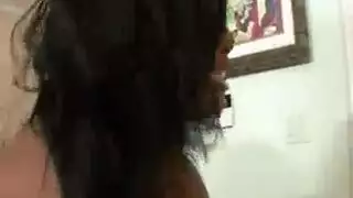 عمود أبيض ناصع يأخذ عاهرة سمراء في مشهد تعدد إدخال شديد