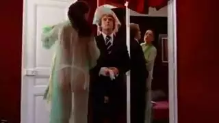 عاهرة خادمة فرنسية كلاسيكية تأخذ السائل المنوي على ثدييها