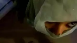 خيال جنسي صريح: امرأة منقبة تختنق بالقضيب وتمتلئ