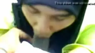 شرموطة محجبة تستمتع بقذف منوي فوضوي على لسانها