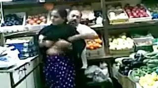 الفتاة المصرية تأخذ قضيب صاحب متجر الزاوية في جنس صريح