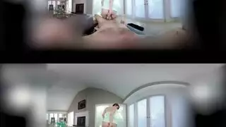 جنس شقراء في الواقع الافتراضي: مص عميق وبلع المني