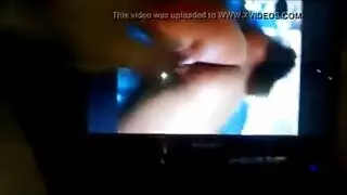 سمراء فاتنة بالنظارات تنحني تحت المكتب للمضاجعة