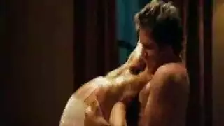 جنس هاردكور زوجي مظهر الزوجة يثير قضيبه المنتصب
