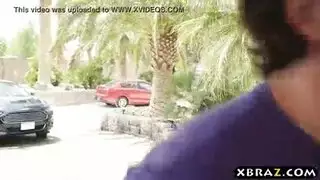 زوجة وحيدة تتوسل لقضيب الجار أثناء غياب الزوج