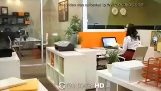 السكرتيرة ذات المؤخرة الكبيرة تأخذ زب مديرها في شقها الأحمر الجائع وطيزها