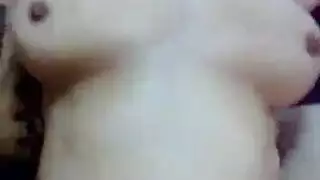 عربية ذات أثداء كبيرة تفتح فرجها للكاميرا الإباحية