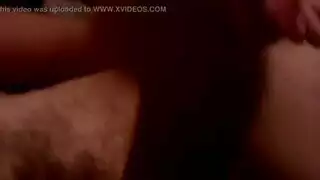 شقراء مع هاتف محطم تُدك بعنف
