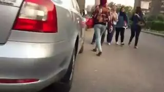 مطاردة طيز حجابة: منحرف يلتقط منحنياتها بالكاميرا