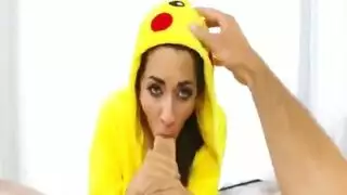 عاهرة مراهقة تُسمّر لأجل صندوق بوكيمون