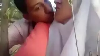 مشهد إباحي: شاب مغربي يلتشف شفاه فتاته في السرير