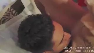 جنس مراهقة ملتهب: تجلس على زبه وتدلك شقها المبلل