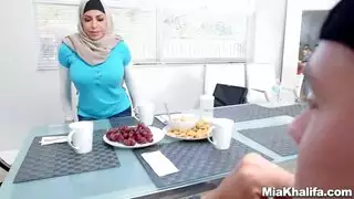 علاقة عائلية إباحية: ميا خليفة وأمها تأخذان قضيباً واحداً